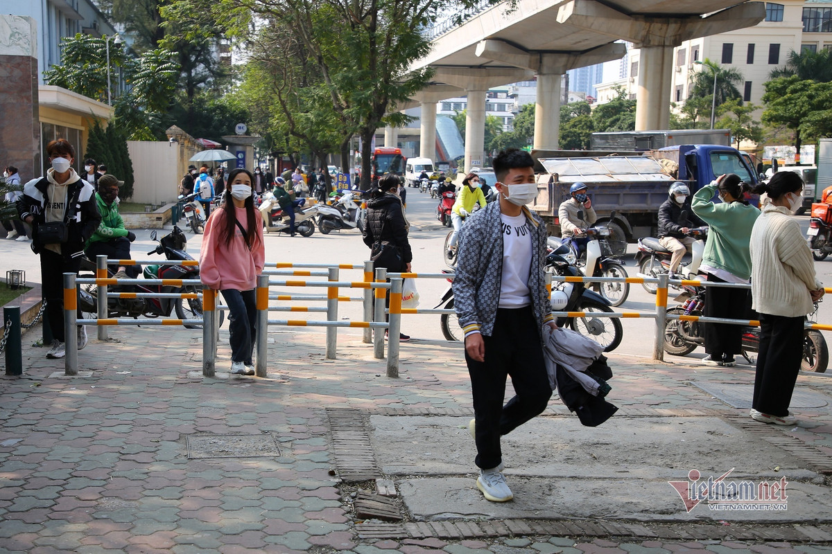 Hinh anh rao via he o Ha Noi chan ca loi di bo, qua duong buoc phai treo