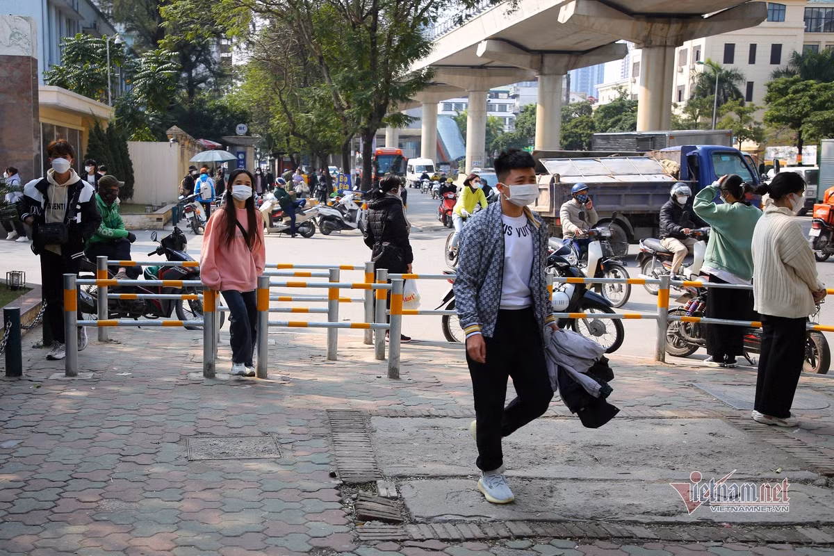 Hinh anh rao via he o Ha Noi chan ca loi di bo, qua duong buoc phai treo