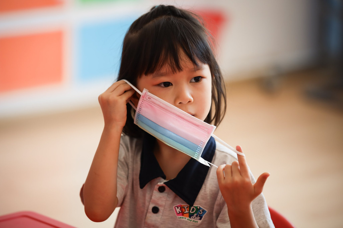 Trong buổi học đầu tiên, giáo viên hướng dẫn các bé cách đeo khẩu trang đúng cách và rửa tay sát khuẩn. "Các con có biết tại sao chúng mình phải nghỉ học không? Do virus ạ, do Covid-19 ạ, cô ơi do dịch bệnh ạ,...", các bé vui vẻ với bài học.