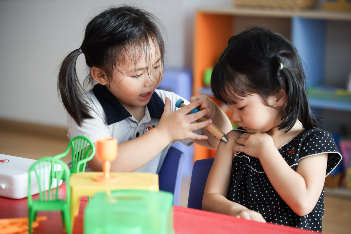 Đại diện hệ thống trường mầm non tư thục này cũng cho biết hệ thống đang thiếu khoảng 20-30% giáo viên, bảo mẫu, tạp vụ, nhân viên cấp dưỡng. Các bé tạm thời học với giáo viên Việt Nam. Các môn học ngoại ngữ với giáo viên nước ngoài sẽ được triển khai vào tháng 3, sau khi có đủ nhân sự.