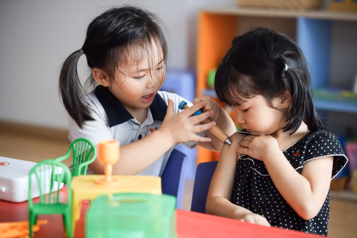 Đại diện hệ thống trường mầm non tư thục này cũng cho biết hệ thống đang thiếu khoảng 20-30% giáo viên, bảo mẫu, tạp vụ, nhân viên cấp dưỡng. Các bé tạm thời học với giáo viên Việt Nam. Các môn học ngoại ngữ với giáo viên nước ngoài sẽ được triển khai vào tháng 3, sau khi có đủ nhân sự.