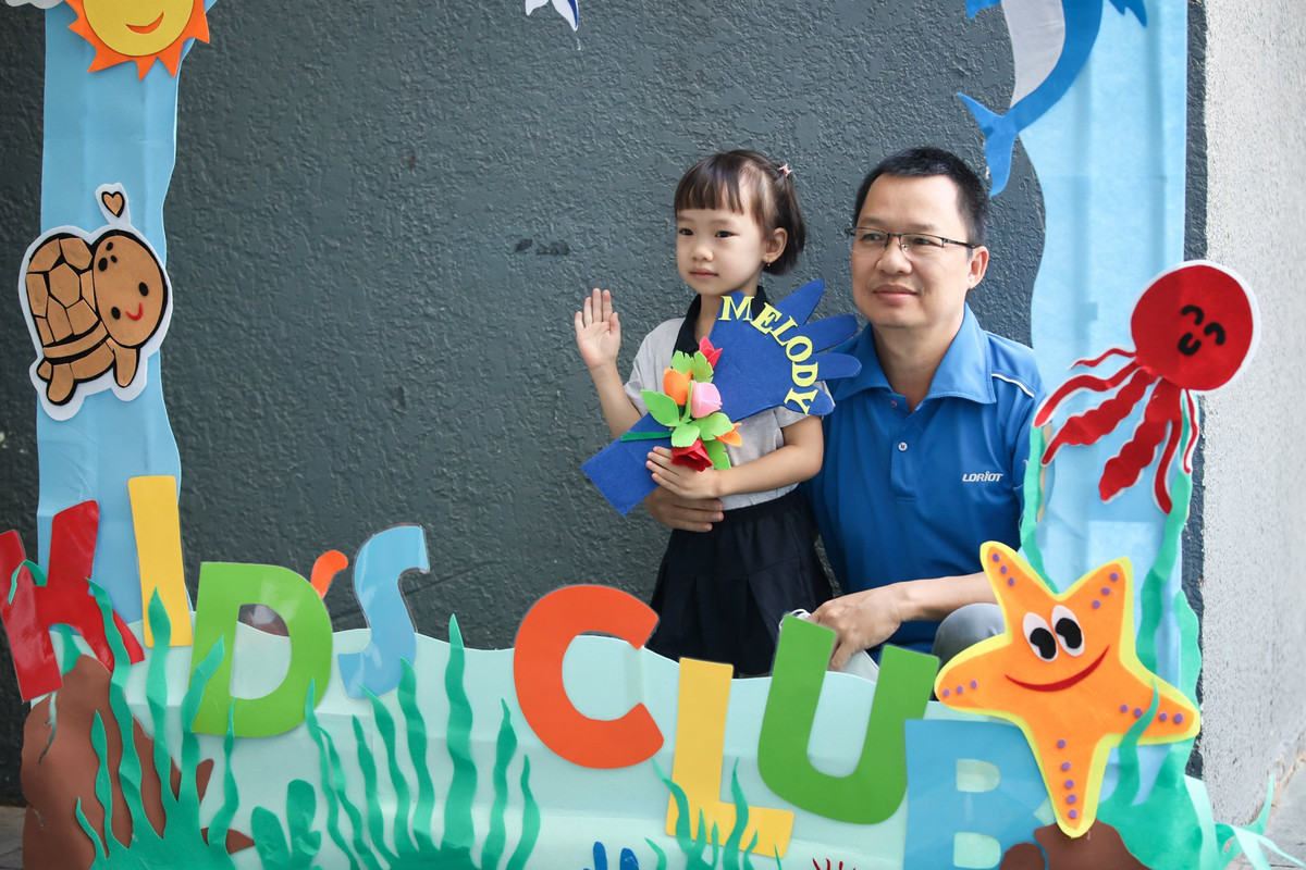 Trái lại, các bé lớp 4-5 tuổi vui vẻ chụp hình. Anh Hạ, phụ huynh, cho biết bé rất thích đi học. "Con nhớ cô Phụng, cô Hải, đợi được đi học từ hôm qua nên gia đình không cần làm tư tưởng. Tôi hơi lo một chút vì trẻ chưa được chích vaccine, nhưng dịch dã dần được kiểm soát nên mình an tâm phần nào", anh Hạ nói.