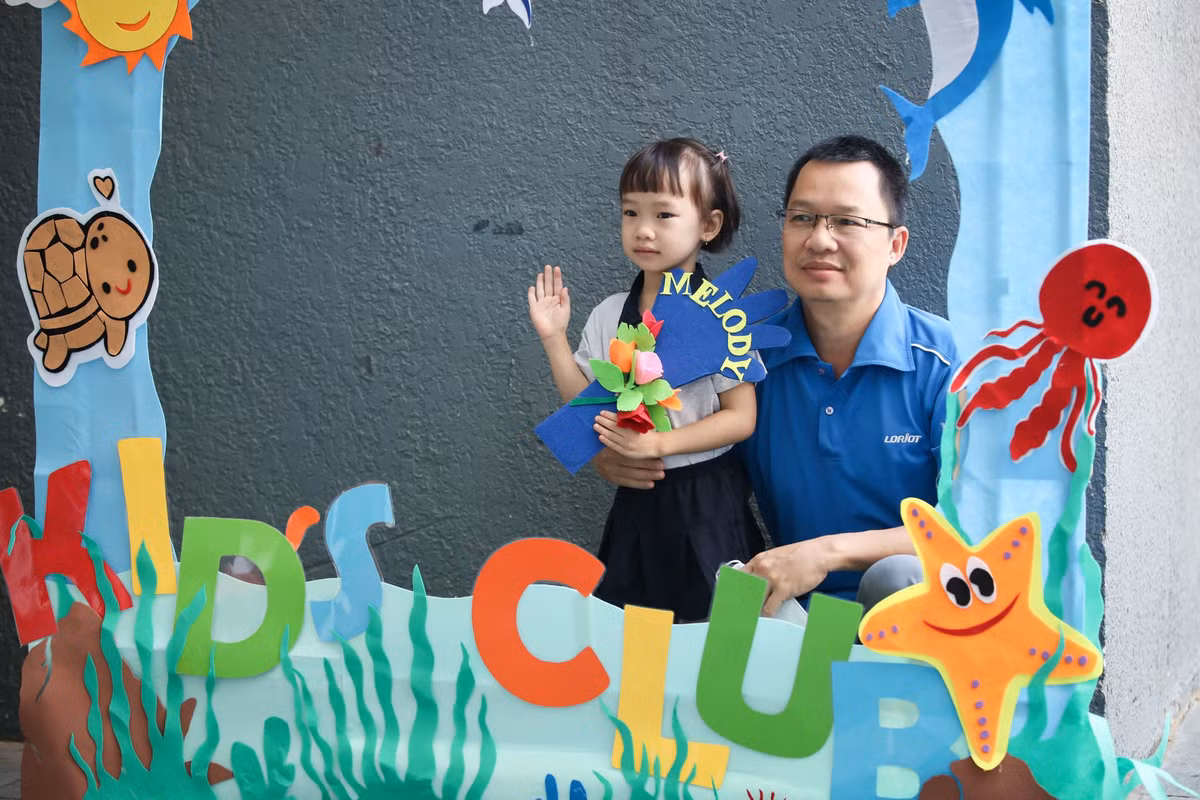 Trái lại, các bé lớp 4-5 tuổi vui vẻ chụp hình. Anh Hạ, phụ huynh, cho biết bé rất thích đi học. "Con nhớ cô Phụng, cô Hải, đợi được đi học từ hôm qua nên gia đình không cần làm tư tưởng. Tôi hơi lo một chút vì trẻ chưa được chích vaccine, nhưng dịch dã dần được kiểm soát nên mình an tâm phần nào", anh Hạ nói.