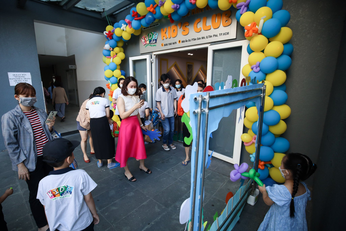 Bà Trần Thị Nhuần, đại diện hệ thống Kid's Club quận Tân Phú, thông tin trong ngày đầu tiên đón trẻ đi học lại, khoảng 60-70% trẻ đến trường. Nhà trường đón các bé 3-6 tuổi. Trẻ dưới 3 tuổi dự kiến đi học từ ngày 1/3.