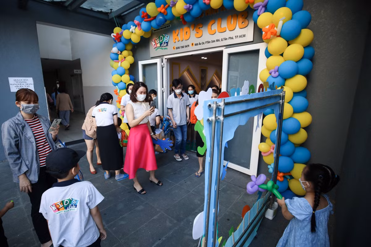 Bà Trần Thị Nhuần, đại diện hệ thống Kid's Club quận Tân Phú, thông tin trong ngày đầu tiên đón trẻ đi học lại, khoảng 60-70% trẻ đến trường. Nhà trường đón các bé 3-6 tuổi. Trẻ dưới 3 tuổi dự kiến đi học từ ngày 1/3.