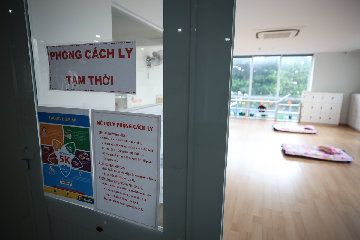 Nhà trường chuẩn bị phòng cách ly tạm thời cho các trẻ có biểu hiện sốt, mệt mỏi.