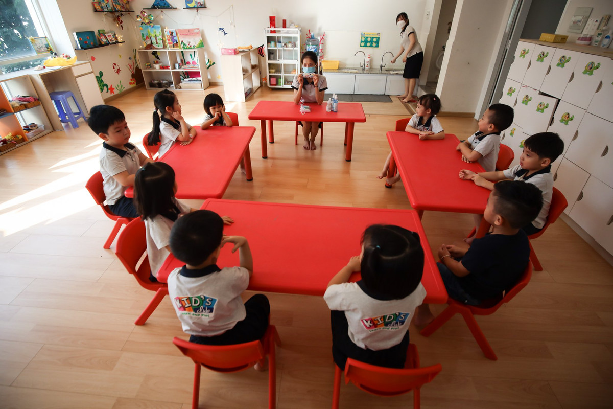 Cô Bùi Thị Hải, giáo viên mầm non hân hoan khi được gặp lại trẻ. "Lâu nay chỉ được nhìn các con qua điện thoại, giờ gặp lại thấy các bé đã lớn hơn nhiều. Thời gian nghỉ lâu, một vài bạn bỡ ngỡ nhưng nhìn chung các con đều rất mong chờ, đếm từng ngày để được đi học", cô chia sẻ.