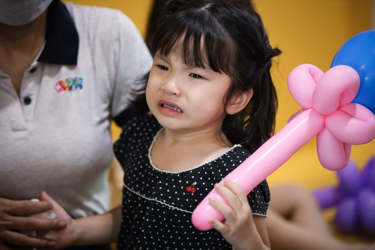  Một số trẻ bỡ ngỡ, khóc bám ba mẹ khi quay trở lại trường.