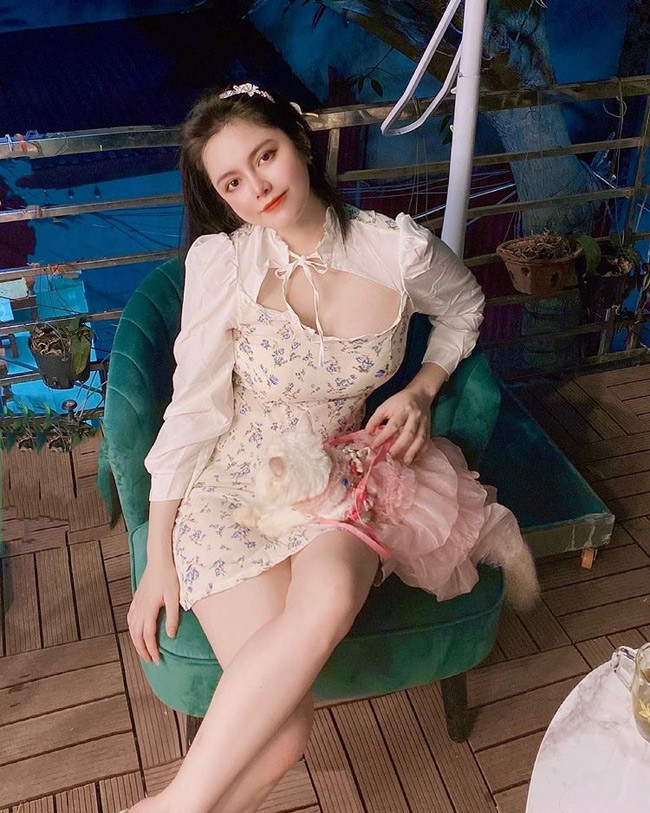 Cô nàng gây ấn tượng với vóc dáng đẹp và nụ cười răng khểnh rất duyên.