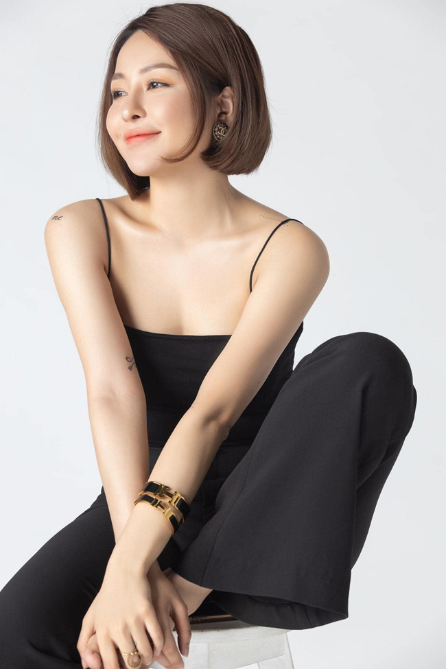 Với phương châm "Quẳng gánh lo đi và vui sống", Trâm Anh sống vui vẻ, lạc quan, yêu đời.