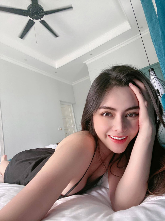 Trong những bức ảnh đời thường, Diệp Anh gây chú ý với sắc vóc gợi cảm.