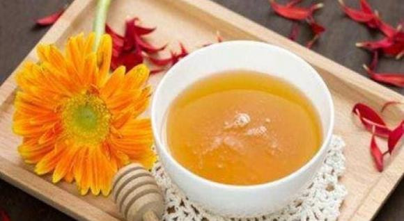 Uong nuoc mat ong co rat nhieu loi ich, dung bo qua hai dieu “cam”-Hinh-2