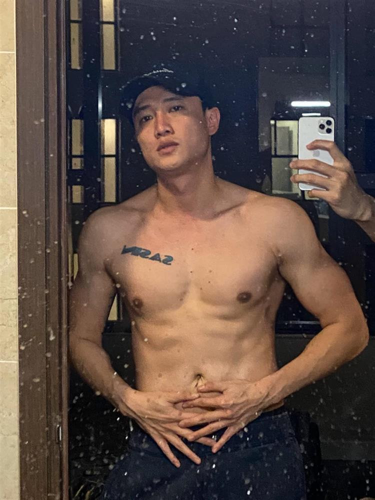 Quoc Truong khoe body, ban tay nam gioi lot khung hinh