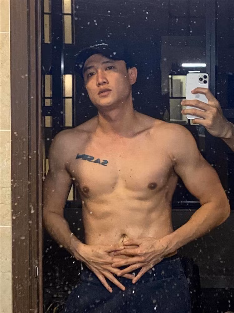 Quoc Truong khoe body, ban tay nam gioi lot khung hinh