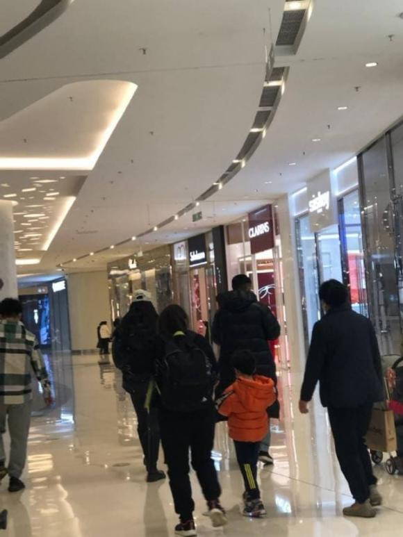 Angelababy dua con di mua sam cung nguoi dan ong la-Hinh-3