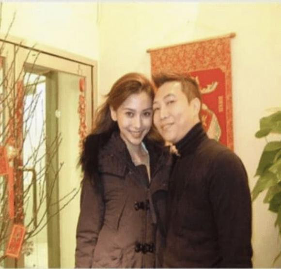 Angelababy dua con di mua sam cung nguoi dan ong la-Hinh-4