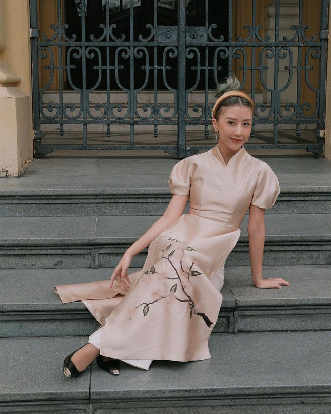 Quỳnh Anh Shyn vẫn toát lên thần thái fashionista trong bộ áo dài cách tân.