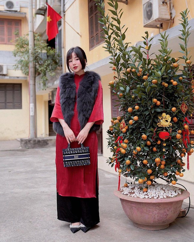 Vợ của Ba Duy - Nam Thương duyên dáng yêu kiều đầu xuân. "Hot mom" sinh năm 1995 được netizen khen càng ngày càng xinh đẹp, cô vừa sinh con thứ 2 cách đây vài tháng.