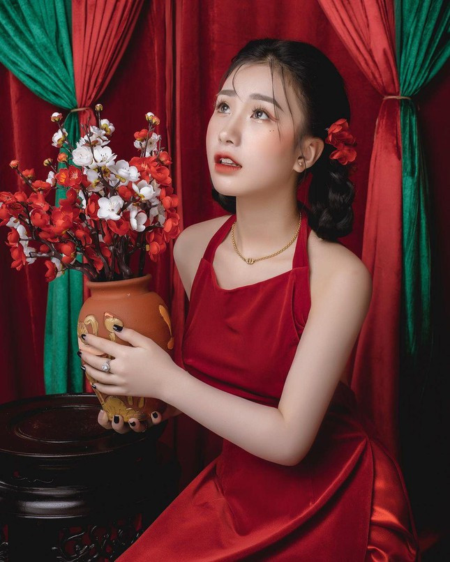 Tiểu Hý (tên thật là Nguyễn Thủy Tiên) - cô gái hot TikToker nổi tiếng với clip nhảy triệu views xinh như búp bê với áo yếm đỏ đón xuân.