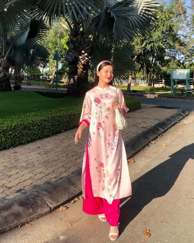 Nữ sinh IELTS 8.5 Nguyễn Lâm Thảo Tâm - cô giáo Hồng trong phim "Mắt Biếc" du xuân với áo dài ngày Tết.