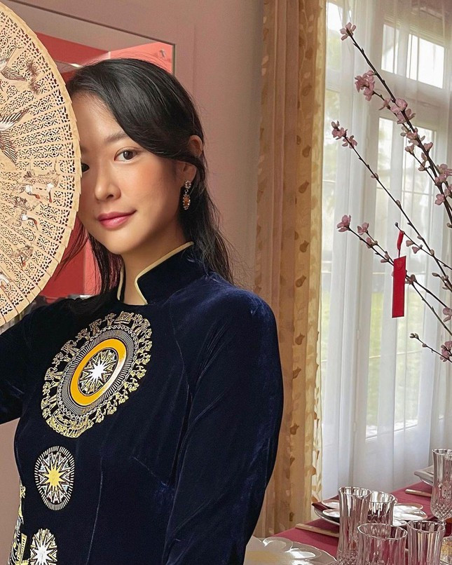 Amandine - nàng thơ gốc Việt lai Pháp từng đóng MV Trốn tìm của Đen Vâu, diện áo dài màu trầm bên hoa đào.