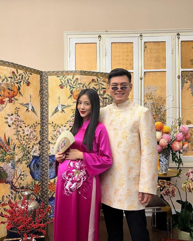 Hot girl Hà thành Salim mặc áo dài đón xuân. Cô sắp lên chức mẹ trong thời gian tới.