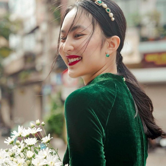 Cô gái đa tài sinh năm 1995 Helly Tống đăng loạt ảnh diện nhiều mẫu áo dài vừa cổ điển vừa hiện đại.