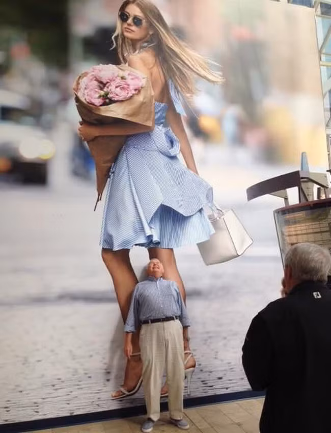 Chụp tôi bức ảnh đang nhìn lên trần nhà coi.