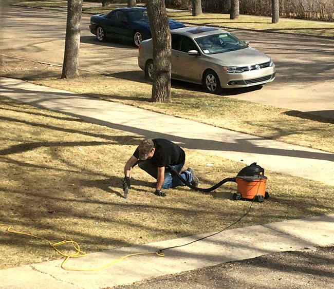 Hút sạch bụi mới được đi chơi nhé.