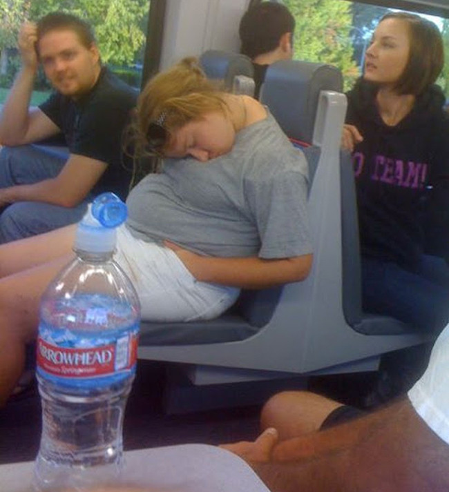 Có "gối" êm thế này mới ngủ ngon được.