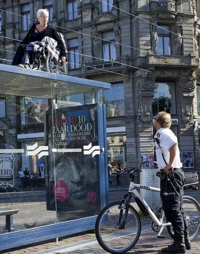 Chú em cho hỏi đường xuống ở chỗ nào ấy nhỉ?