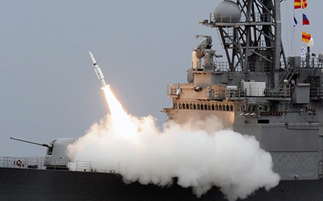 Tàu khu trục lớp Kidd của Hải quân Đài Loan phóng tên lửa SM-2.