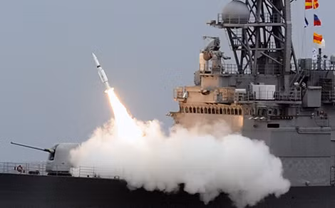 Tàu khu trục lớp Kidd của Hải quân Đài Loan phóng tên lửa SM-2.