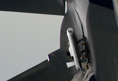 Loại tên lửa được cho là PL-13 trên cửa khoang vũ khí nhỏ trên J-20.