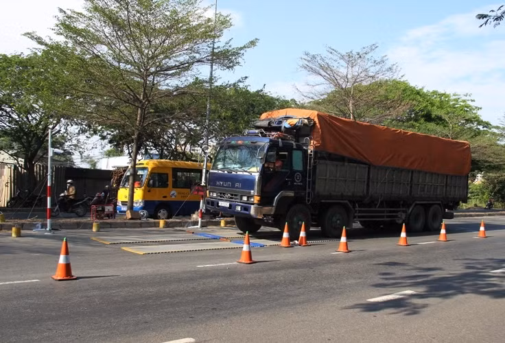 Trạm kiểm tra tải trọng xe lưu động trên đại lộ Nguyễn Văn Linh.