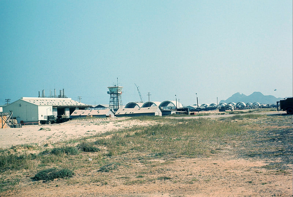 Khu vực gần đài kiểm soát không lưu của sân bay Nước Mặn. Ảnh: Wally Beddoe.