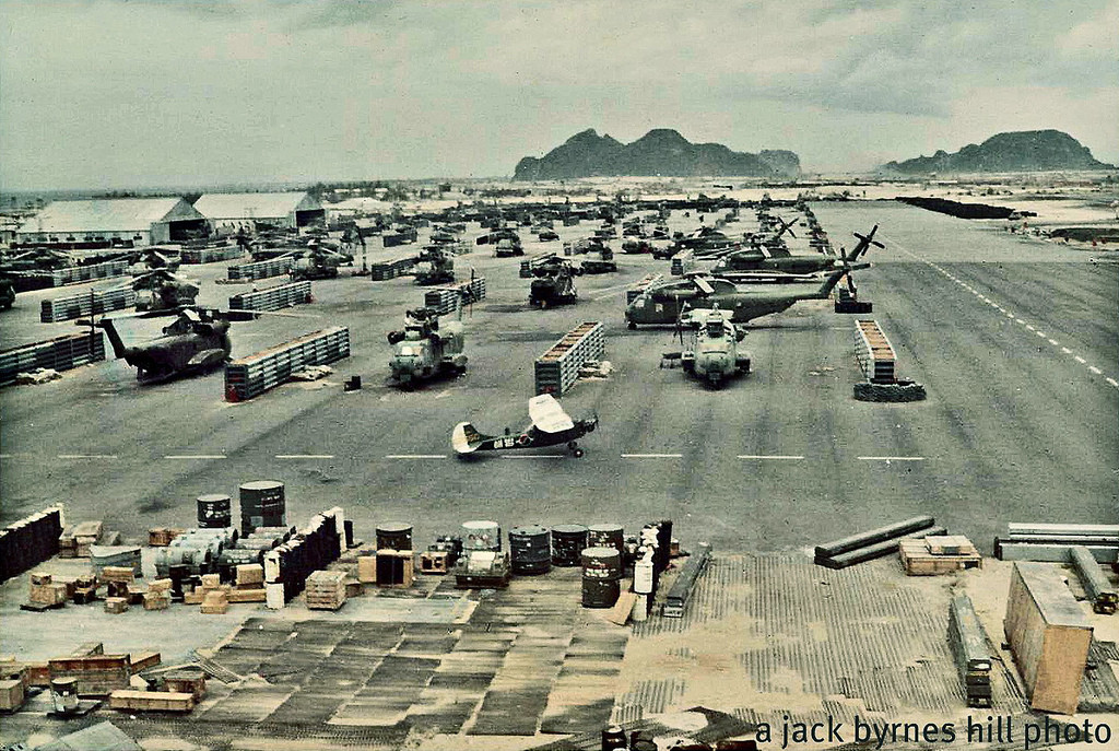 Một góc sân bay Nước Mặn năm 1968, phía đường chân trời là núi Ngũ Hành Sơn. Ảnh: Jack Byrnes Hill.