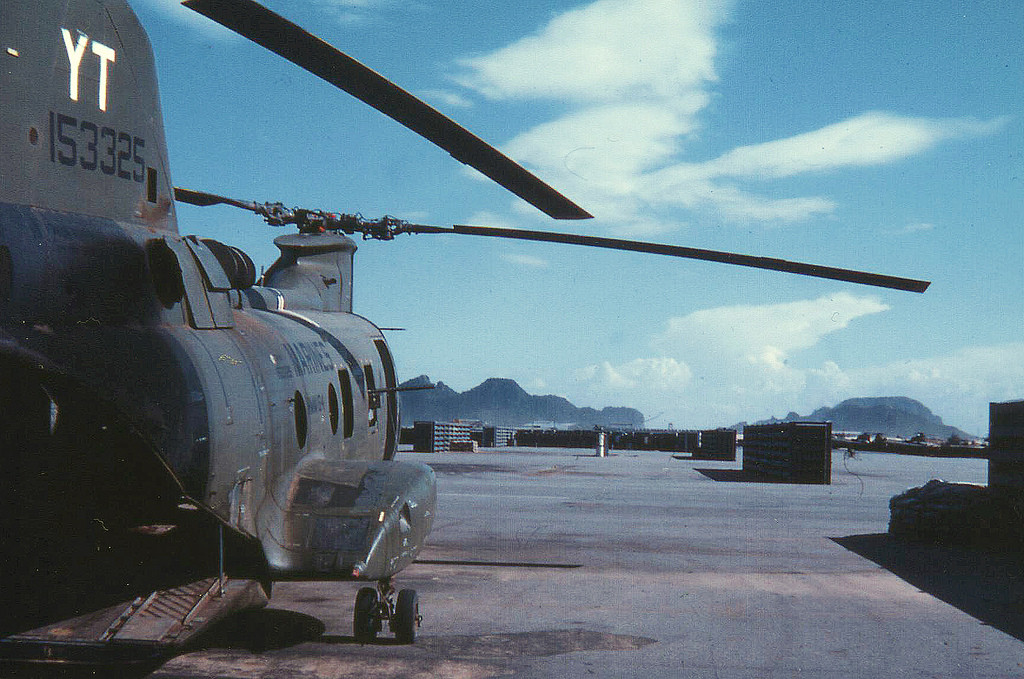 Một chiếc trực thăng CH-46 ở sân bay Nước Mặn năm 1968. Ảnh: Bob.