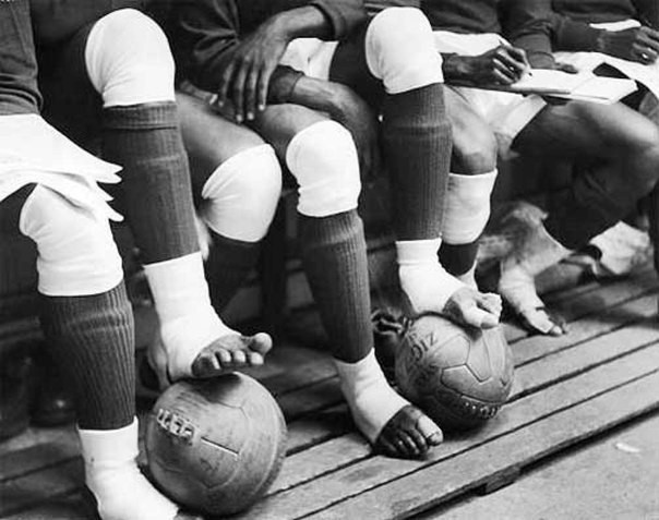 Năm 1950, Ấn Độ giành quyền dự World Cup tại Brazil nhưng đã từ chối tham gia giải đấu này. Có tin đồn rằng Ấn Độ đã không chấp nhận quy định các cầu thủ phải đi giày của FIFA. Tuy nhiên, nguyên nhân thực sự là chi phí để đưa các cầu thủ đến Brazil quá lớn với Ấn Độ. Ảnh: HybridTechCar.