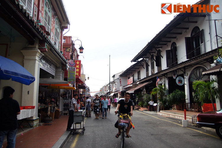 Khu Phố Tàu này được thành lập bởi những thương nhân người Hoa di cư từ thời nhà Minh, khoảng năm 1400. Khi nhà Minh sụp đổ, một lượng lớn người Hoa đã đến Malacca để tị nạn. Từ các thế kỷ sau đó cho đến những thập niên gần đây, các gia đình người Hoa tiếp tục chọn Malacca làm nơi lập nghiệp.