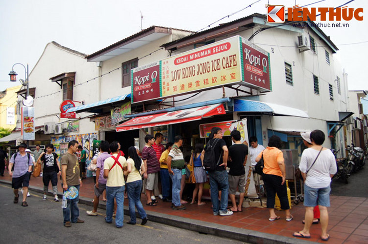 Trong quá trình định cư, nhiều người Hoa đã kết hôn với phụ nữ Malaysia, và hậu duệ của họ được gọi là Peranakan. Sống trong một nền văn hóa khác biệt, người Hoa vẫn gìn giữ tiếng mẹ đẻ và nền văn hóa truyền thống, đồng thời cũng hòa nhập vào văn hóa và ngôn ngữ địa phương.