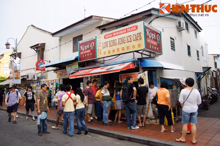 Trong quá trình định cư, nhiều người Hoa đã kết hôn với phụ nữ Malaysia, và hậu duệ của họ được gọi là Peranakan. Sống trong một nền văn hóa khác biệt, người Hoa vẫn gìn giữ tiếng mẹ đẻ và nền văn hóa truyền thống, đồng thời cũng hòa nhập vào văn hóa và ngôn ngữ địa phương.