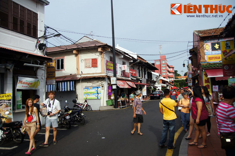 Ngày nay, khu Phố Tàu Malacca có phạm vi là các phố Johnker, Tun Tan Cheng Lock và Hang Jebat, trong đó phố Johnker là tuyến phố trung tâm. Từ giai đoạn thuộc Hà Lan (1641–1825), đây đã là tuyến phố buôn bán sôi động được vận hành bởi các thương gia Hoa kiều giàu có.