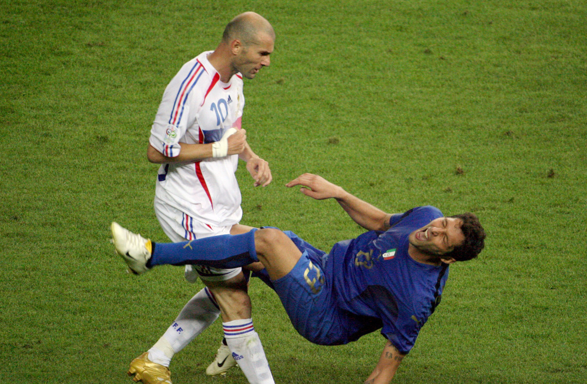 Tại World Cup 2006, danh thủ Pháp Zinedine Zidane đã để lại một hình ảnh được coi là "xấu xí" bậc nhất lịch sử World Cup: Cú húc đầu vào cầu thủ Italia Marco Materazzi ở trận chung kết. Sau hành vi này, Zidane bị đuổi và đội Pháp thua cuộc trên chấm phạt đền may rủi. Ảnh: USA Today.