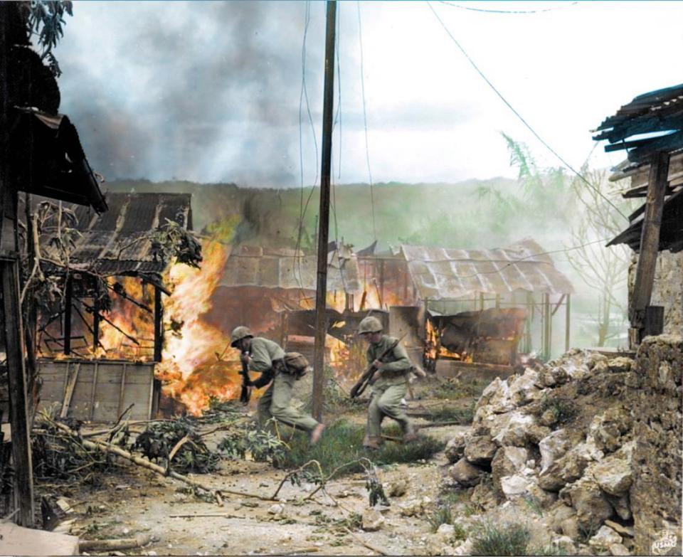 Những ngôi nhà của người Nhật bị đốt cháy trong cuộc tấn công của quân Đồng minh ở trận Saipan. 30.000 binh sĩ và thường dân Nhật Bản đã chết trong cuộc chiến này. Ảnh: The Sun.
