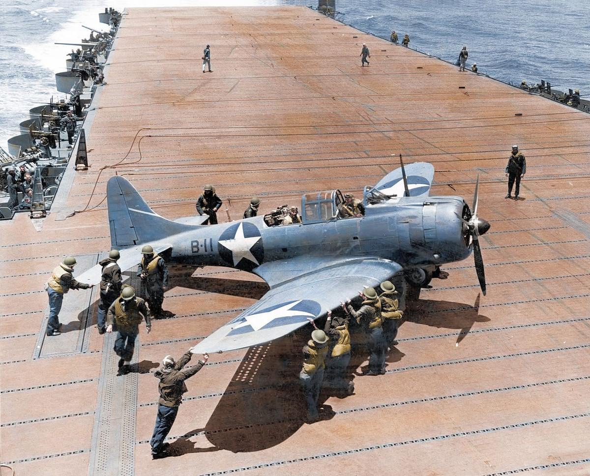 Máy bay ném bom Douglas SBD-3 Dauntless của hải quân Mỹ chuẩn bị xuất kích từ tàu sân bay USS Hornet (CV-8) trong trận Midway năm 1942. Ảnh: The Sun.