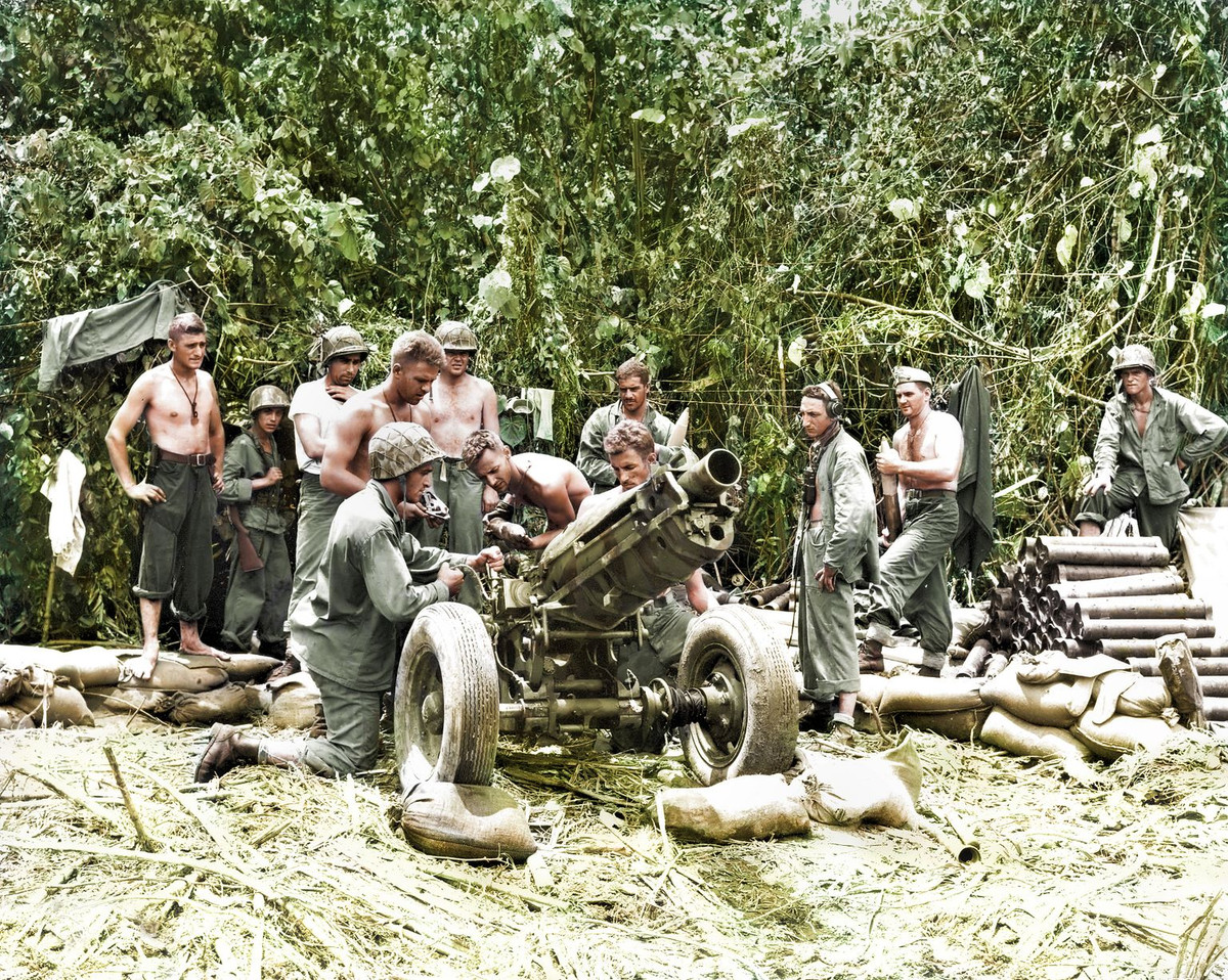 Thủy quân lục chiến Mỹ triển khai pháo binh ở bãi biển Blue Beach 2, quần đảo Solomon. Ảnh: The Sun.