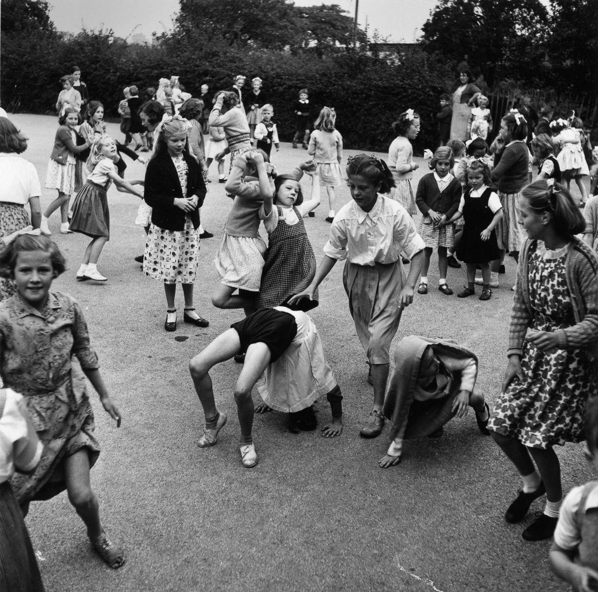 Học sinh vui trên sân trường Collals Walsgrave gần Coventry, Anh quốc năm 1952. Ảnh: Getty Images.