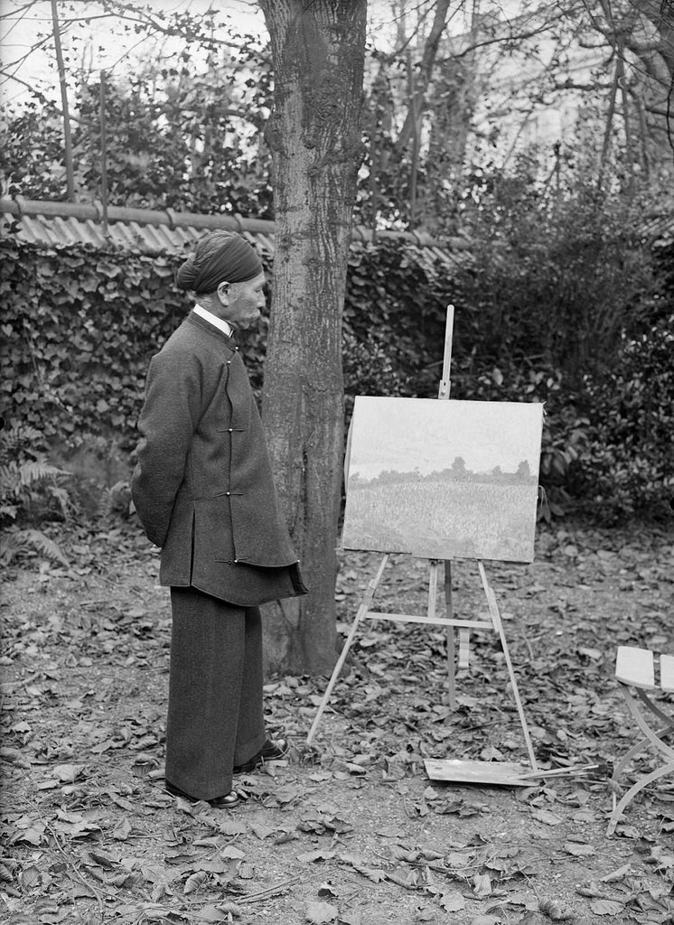 Cựu hoàng Hàm Nghi bên giá vẽ tranh tại Alger năm 1926. Ảnh tư liệu.