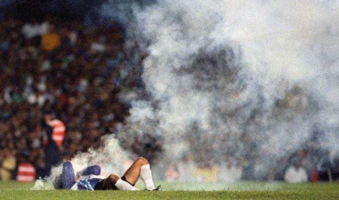 Do một màn đóng kịch tai tiếng ở vòng loại World Cup 1994, thủ môn Roberto Rojas của Chile đã bị FIFA cấm thi đấu suốt đời. Mặc dù vào năm 2000, án phạt đã giảm xuống 12 năm, đây vẫn là một kỷ lục về thời gian bị treo giò khó có thể phá vỡ trong lịch sử World Cup.